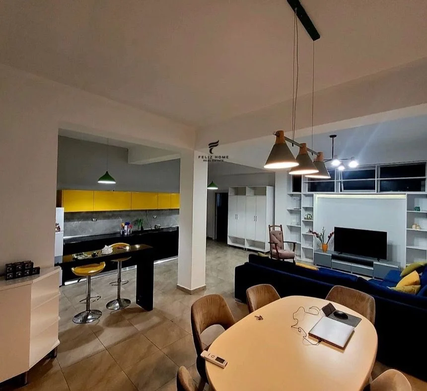 Tirane, jepet me qera apartament 2+1 Kati 1, 550 € (PAZARI I RI)