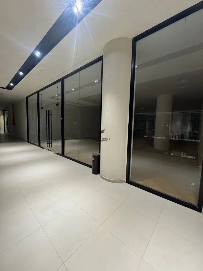 Tirane, jepet me qera ambjent biznesi Kati 1, 340 m² 5.000 € (MINE PEZA)