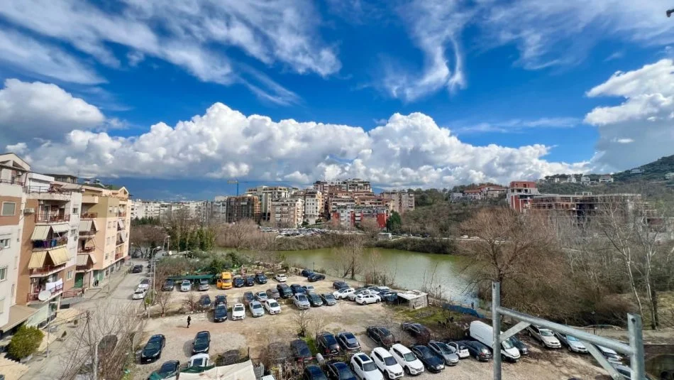 SHITET : 2+1+2wc 📍Liqeni i That (Pamje Nga Liqeni✨️) - 255,000€ - || Pllt.V2026 - Kt.4 - Sp.114m² - Vetem 2 Hapa Larg Liqenit te That🏃🏻‍♂️