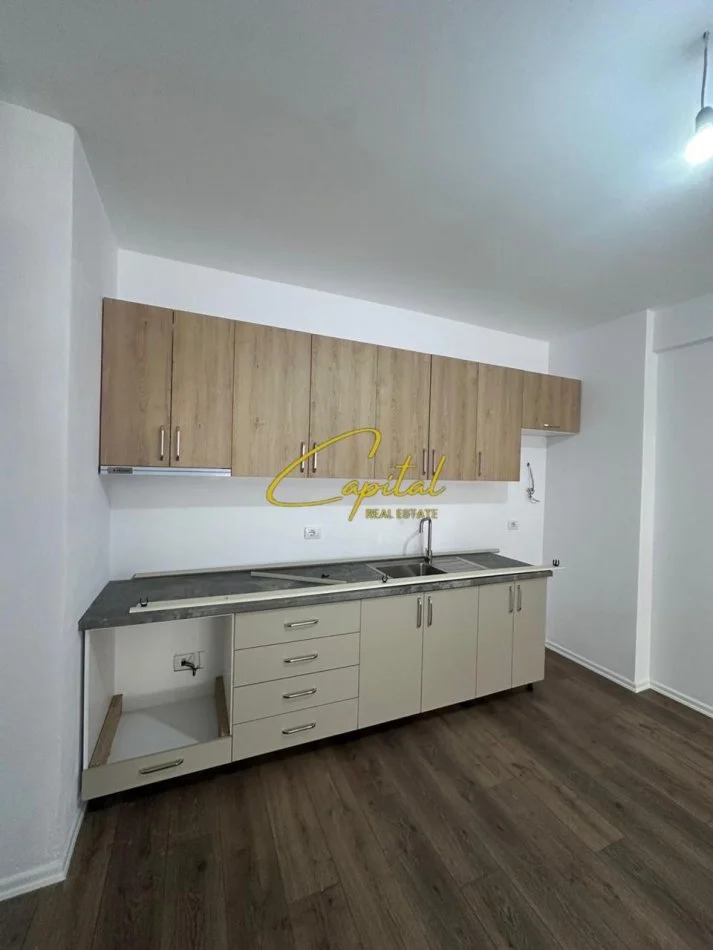 Tirane, jepet me qera zyre Kati 5, 100 m² 550 € (5 MAJI)