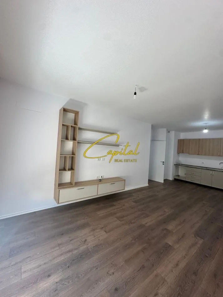 Tirane, jepet me qera zyre Kati 5, 100 m² 550 € (5 MAJI)