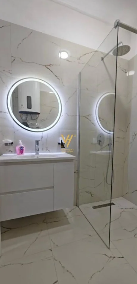 Tirane, jepet me qera apartament 1+1+Ballkon Kati 5, 61 m² 450 € (SHKOZE)