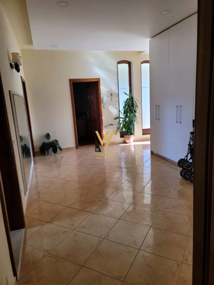 Tirane, jepet me qera apartament 2+1+Ballkon Kati 0, 145 m² 820 € (SAUK)