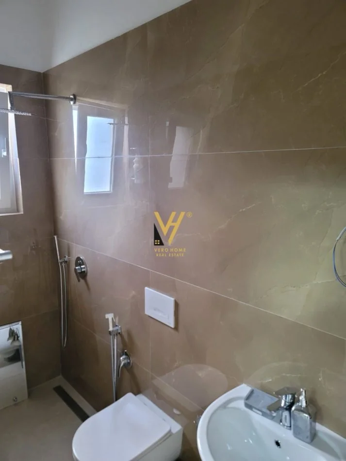 Tirane, jepet me qera apartament 2+1+Ballkon Kati 0, 145 m² 820 € (SAUK)