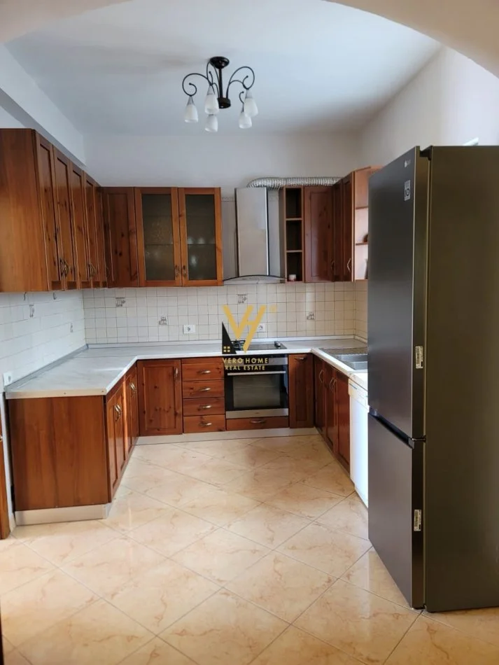 Tirane, jepet me qera apartament 2+1+Ballkon Kati 0, 145 m² 820 € (SAUK)