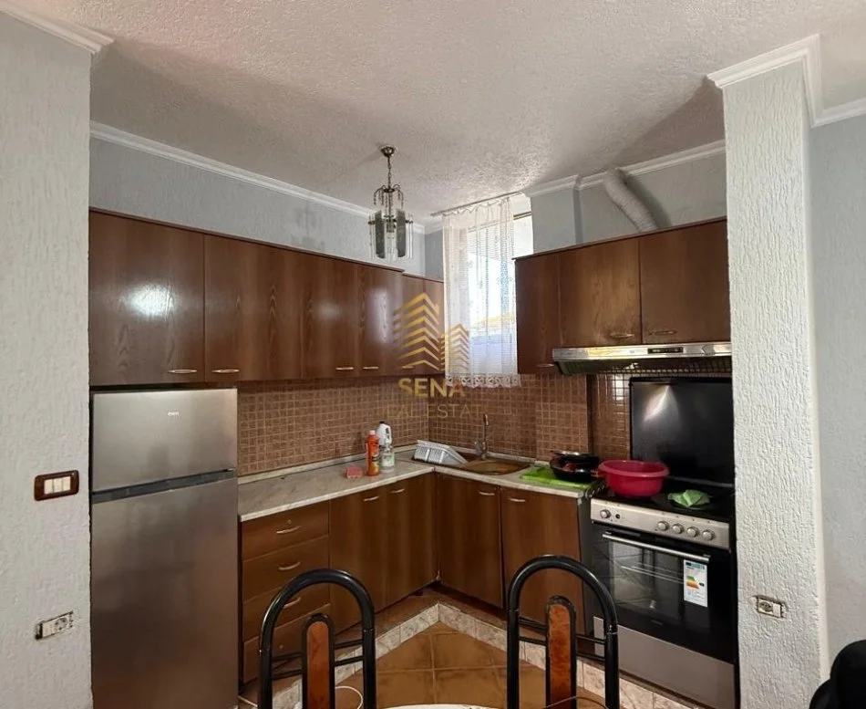 Tirane, jepet me qera apartament 2+1+Ballkon Kati 2, 90 m² 500 € (Rruga e Dibres, pas Amerikan 2)