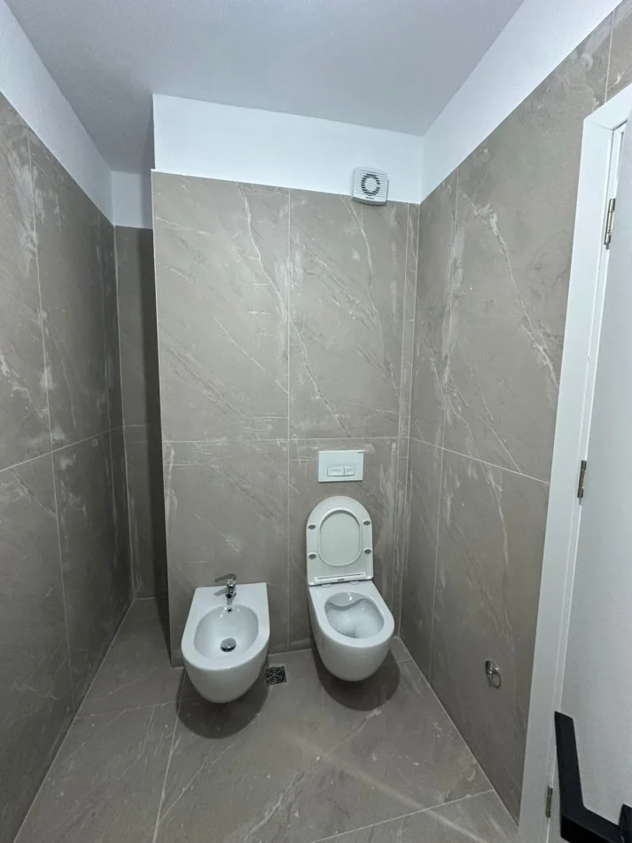 Tirane, jepet me qera zyre Kati 5, 100 m² 550 € (5 MAJI)