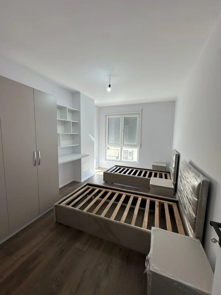 Tirane, jepet me qera zyre Kati 5, 100 m² 550 € (5 MAJI)