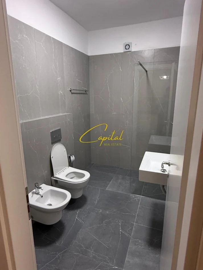 Tirane, jepet me qera apartament 1+1 Kati 2, 70 m² 550 € (5 MAJI)