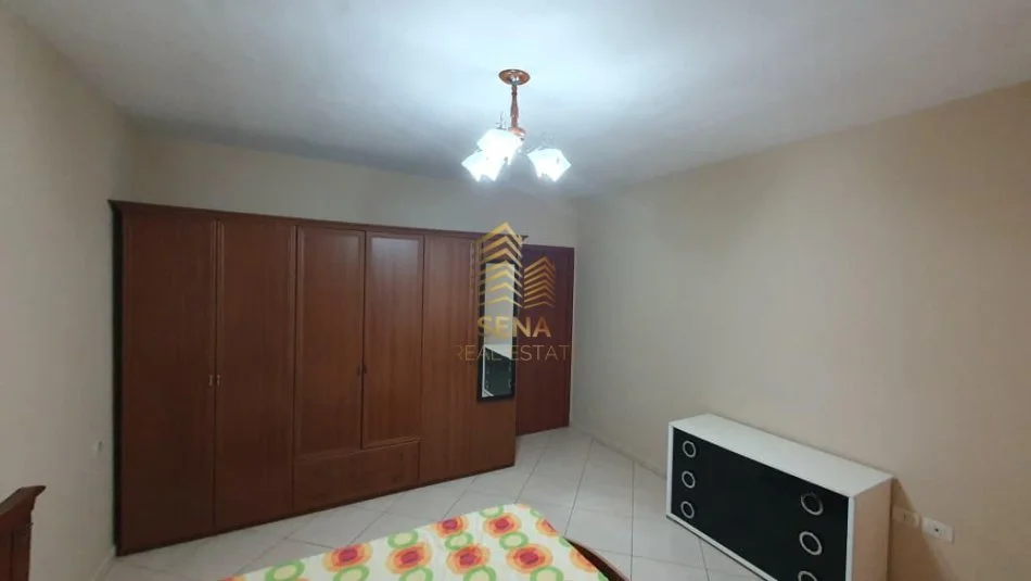 Tirane, jepet me qera apartament 2+1+Ballkon Kati 5, 94 m² 500 € (Oxhaku)