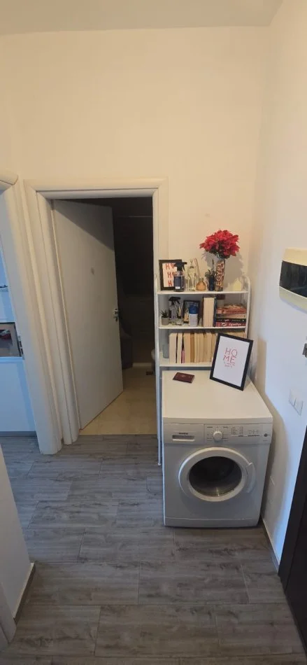 Tirane, jepet me qera apartament 1+1+Ballkon Kati 0, 50 m² 300 € (NIKOLLE MEKJASHI)