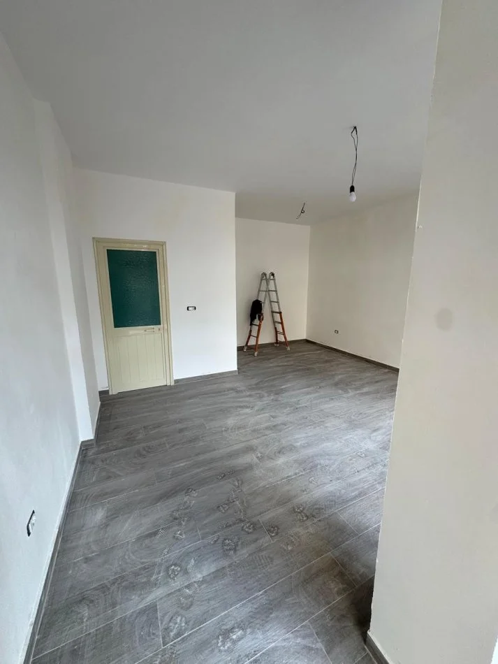 Shqiperi, jepet me qera dyqan Kati 0, 32 m² 500 € (STADIUMI DINAMO)