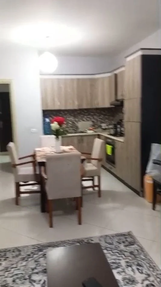 Tirane, jepet me qera apartament 2+1 Kati 4, 120 m² 450 € (yzberisht)