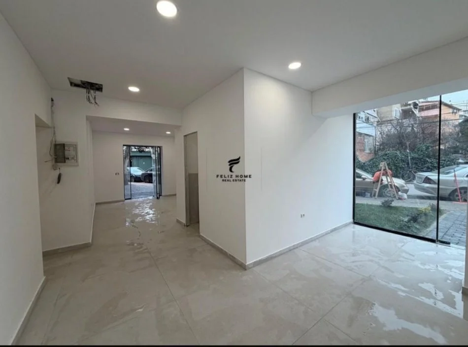 Tirane, shitet dyqan Kati 0, 49 m² 250.000 € (XHAMLLIKU)