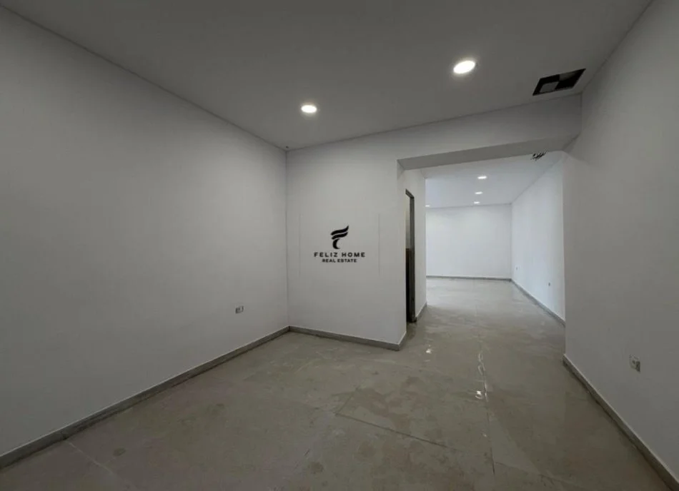 Tirane, shitet dyqan Kati 0, 49 m² 250.000 € (XHAMLLIKU)