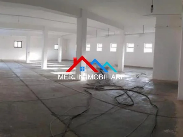 Tirane, jepet me qera magazine Kati -1, 1.000 m² 2.500 € (MULLET)