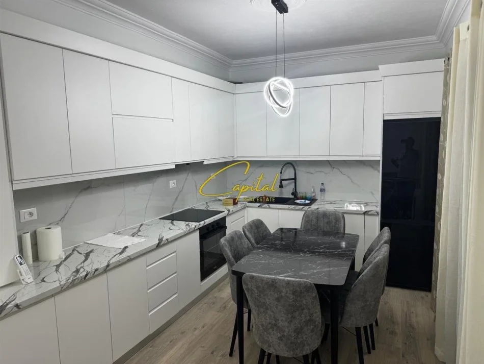 Tirane, jepet me qera apartament 2+1 Kati 3, 120 m² 630 € (SAUK)