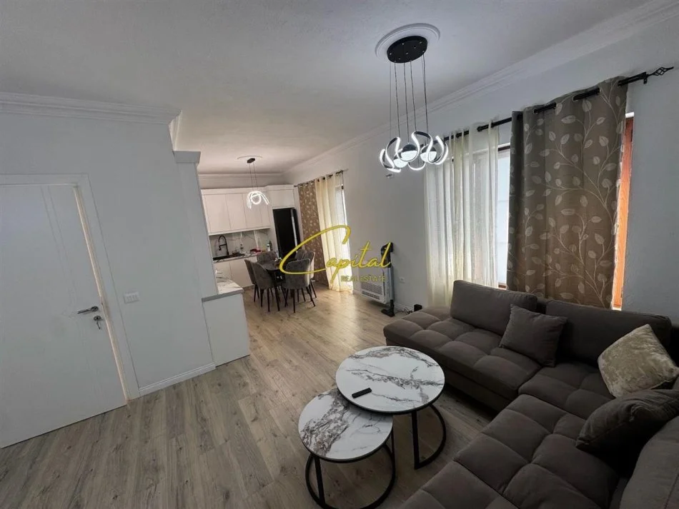 Tirane, jepet me qera apartament 2+1 Kati 3, 120 m² 630 € (SAUK)