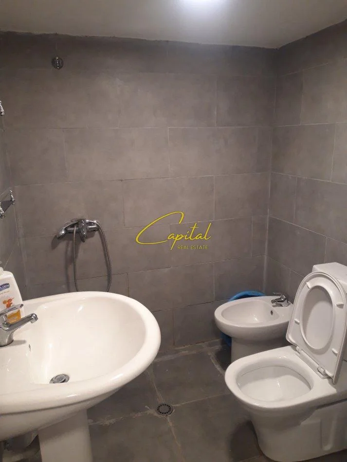 Tirane, jepet me qera apartament 2+1 Kati 1, 70 m² 450 € (FRESKU)