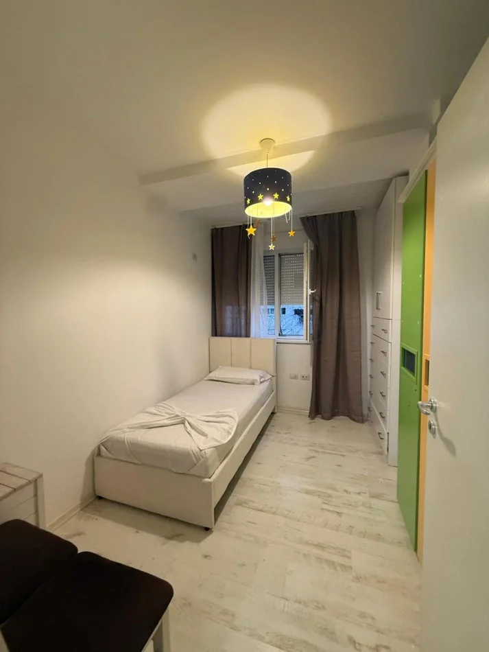 Tirane, jepet me qera apartament 2+1+Ballkon Kati 3, 80 m² 620 € (21 DHJETORI, KOMPLEKSI MAGNET)