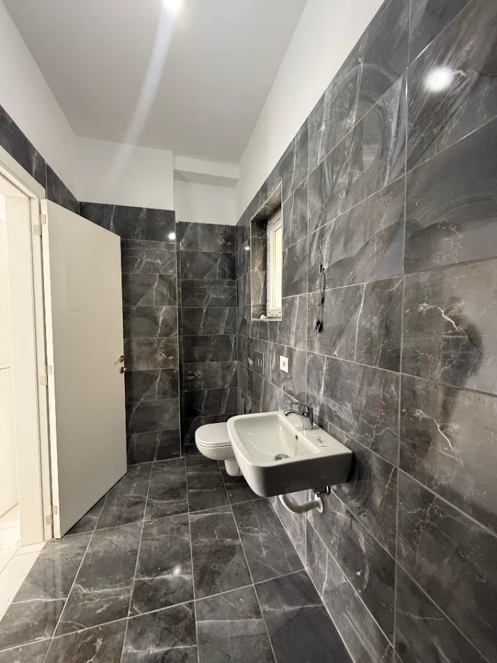 Tirane, shitet apartament 2+1 Kati 5, 119 m² 168.000 € (BULEVARDI I RI REZIDENCA BERMON)