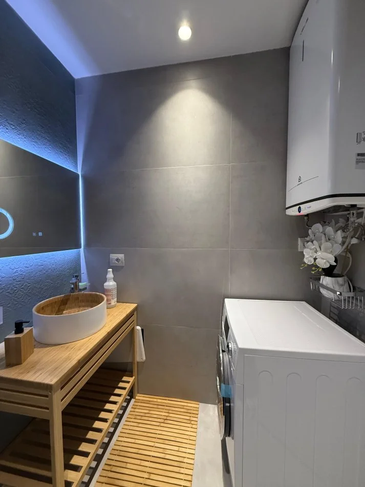 Tirane, jepet me qera apartament 1+1+Ballkon Kati 1, 75 m² (Kopshti Zoologjik) 💶 90.000 Leke/Muaj