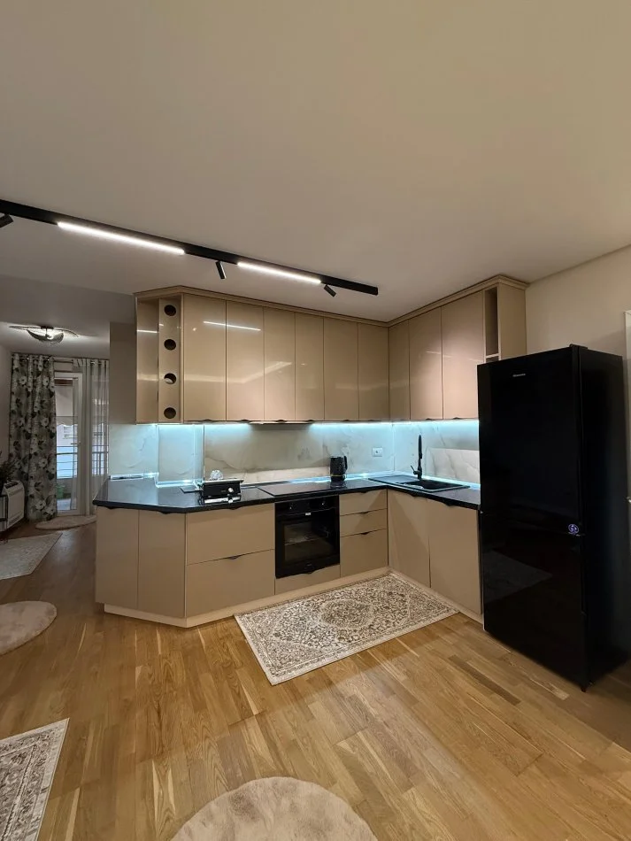 Tirane, jepet me qera apartament 1+1+Ballkon Kati 1, 75 m² (Kopshti Zoologjik) 💶 90.000 Leke/Muaj