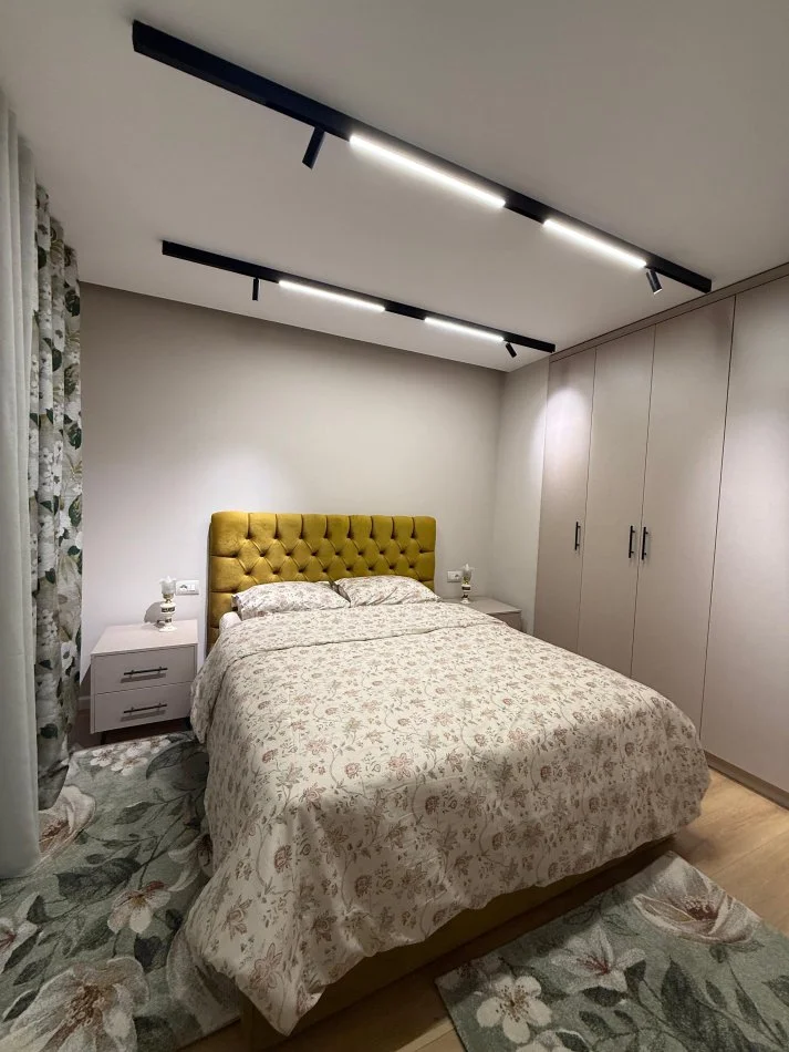 Tirane, jepet me qera apartament 1+1+Ballkon Kati 1, 75 m² (Kopshti Zoologjik) 💶 90.000 Leke/Muaj