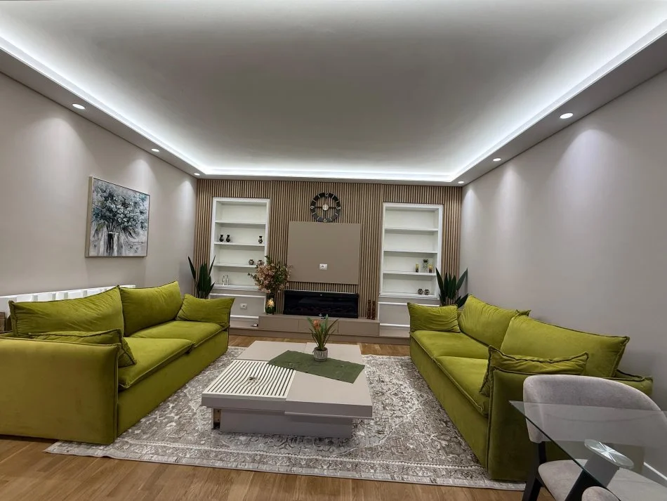 Tirane, jepet me qera apartament 1+1+Ballkon Kati 1, 75 m² (Kopshti Zoologjik) 💶 90.000 Leke/Muaj