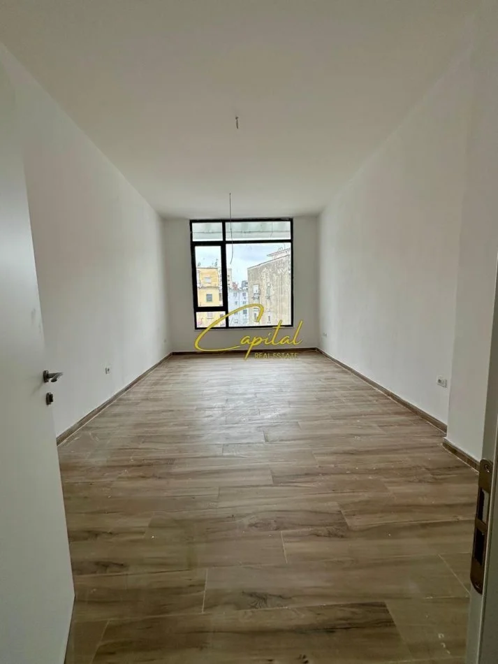 Tirane, jepet me qera zyre Kati 2, 37 m² 650 € (QENDER)