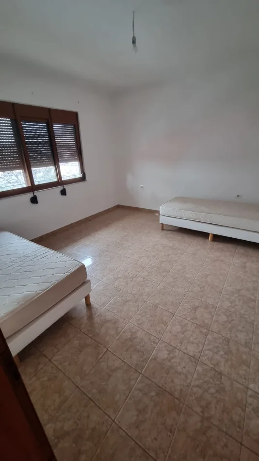 Jepet me Qera Ndertese / Vile 4-Kateshe tek Rruga e Kavajës,   3.000 €URO