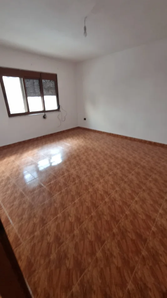 Jepet me Qera Ndertese / Vile 4-Kateshe tek Rruga e Kavajës,   3.000 €URO