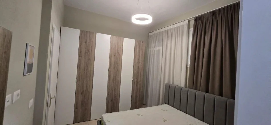 Tirane, jepet me qera apartament 2+1+Aneks+Ballkon Kati 2, 109 m² 800 € 
