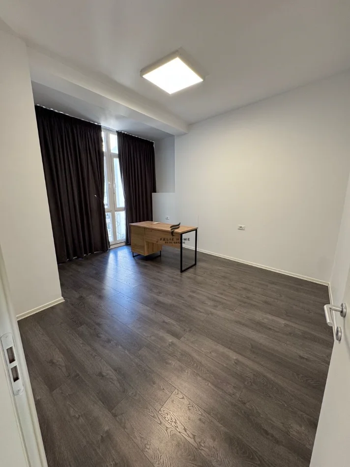Tirane, jepet me qera zyre Kati 4, 140 m² 1.500 € (KOMUNA E PARISIT)