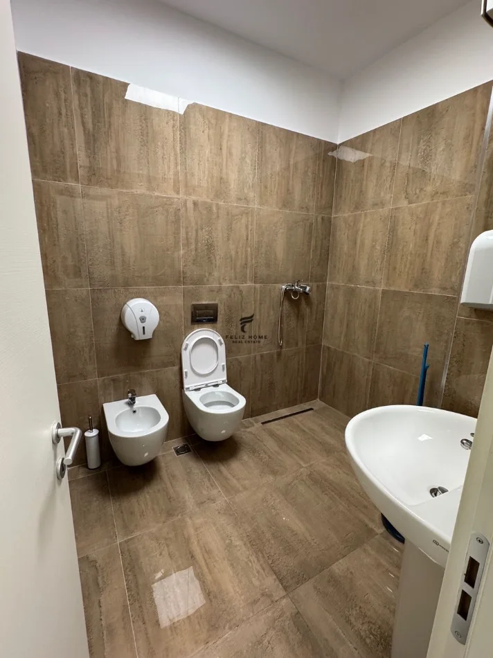 Tirane, jepet me qera zyre Kati 4, 140 m² 1.500 € (KOMUNA E PARISIT)