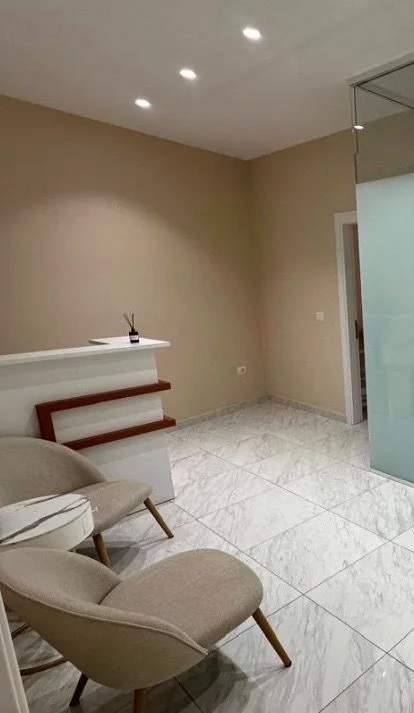 Tirane, jepet me qera zyre Kati 6, 70 m² 650 € (KOMUNA E PARISIT)