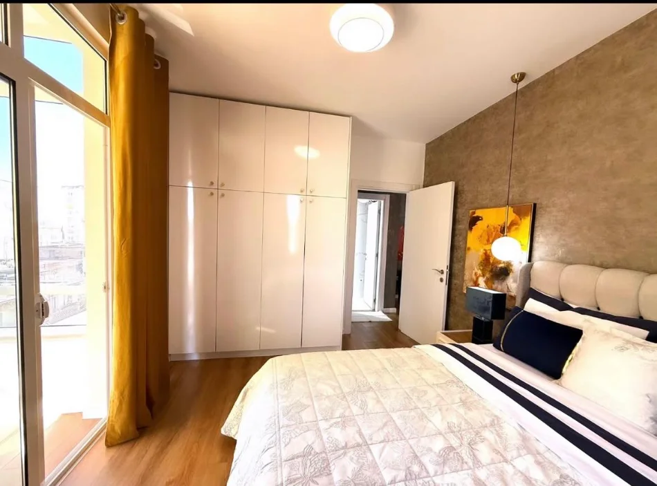 Tirane, jepet me qera apartament 1+1+Aneks+Ballkon Kati 6, 77 m² 800 € 