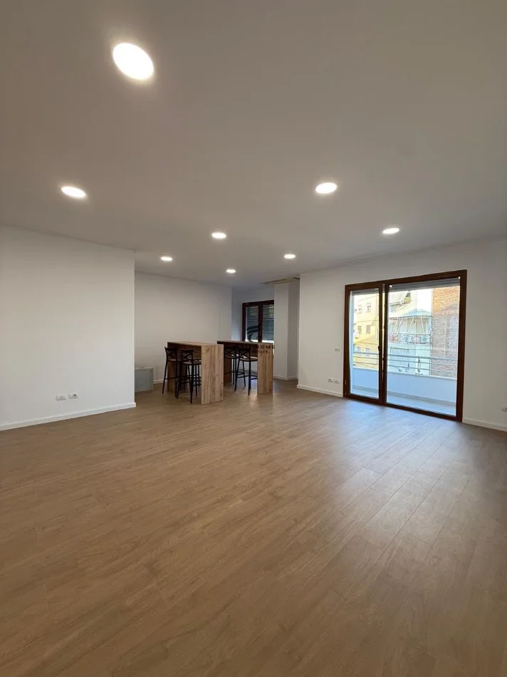 Tirane, jepet me qera zyre Kati 2, 180 m² 2.500 € (DELIJORGJI)