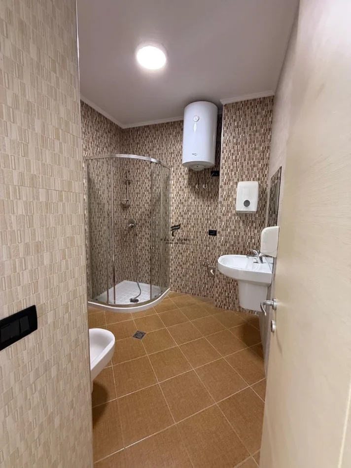 Tirane, jepet me qera zyre Kati 2, 180 m² 2.500 € (DELIJORGJI)