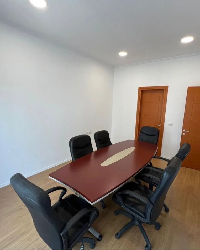Tirane, jepet me qera zyre , 100 m² 1.500 € (DELIJORGJI)