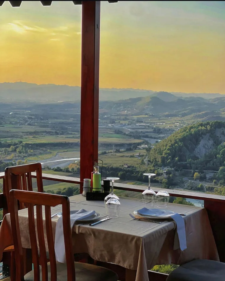 Tirane, jepet me qera bar-resorant Kati 0, 600 m² 3.000 € (PETRELE)