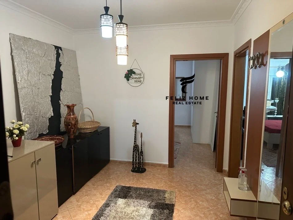 Tirane, jepet me qera apartament 2+1 Kati 3, 155 m² 700 € (ZOGU I ZI)
