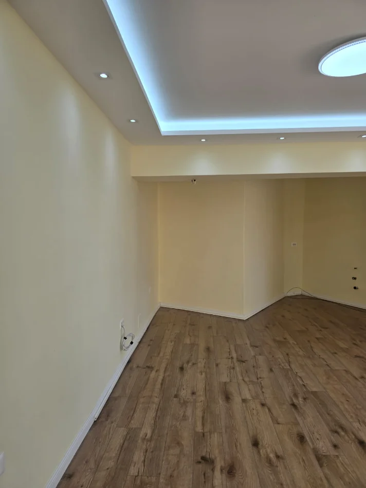Tirane, jepet me qera zyre Kati 2, 80 m² 900 € (Qender)