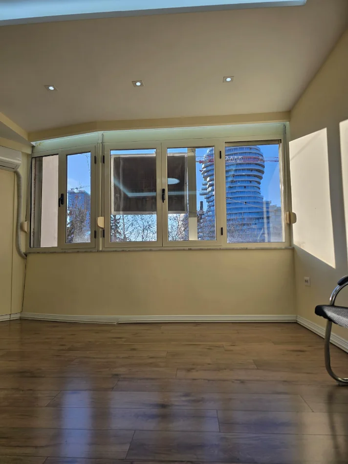 Tirane, jepet me qera zyre Kati 2, 80 m² 900 € (Qender)