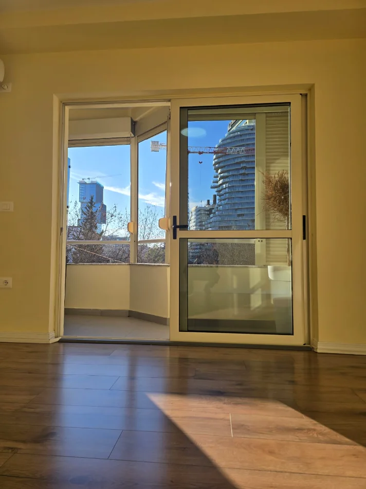 Tirane, jepet me qera zyre Kati 2, 80 m² 900 € (Qender)