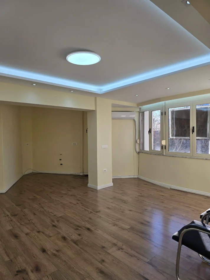 Tirane, jepet me qera zyre Kati 2, 80 m² 900 € (Qender)