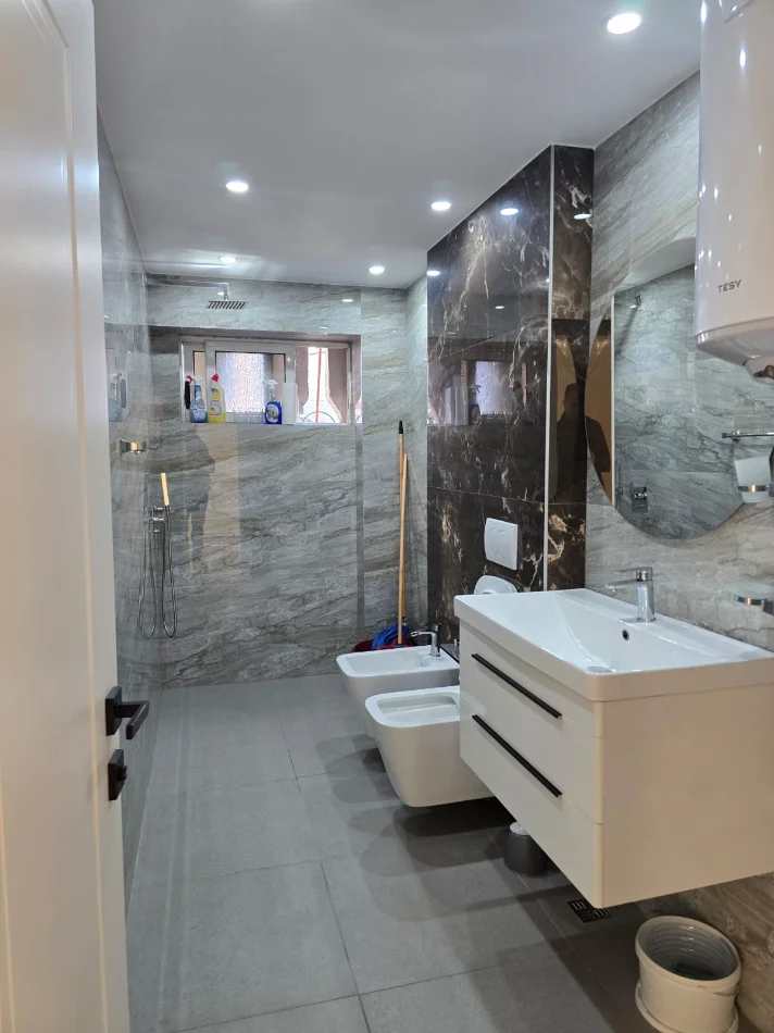 Tirane, jepet me qera zyre Kati 2, 80 m² 900 € 