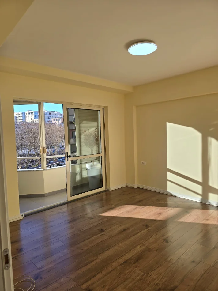 Tirane, jepet me qera zyre Kati 2, 80 m² 900 € (Qender)