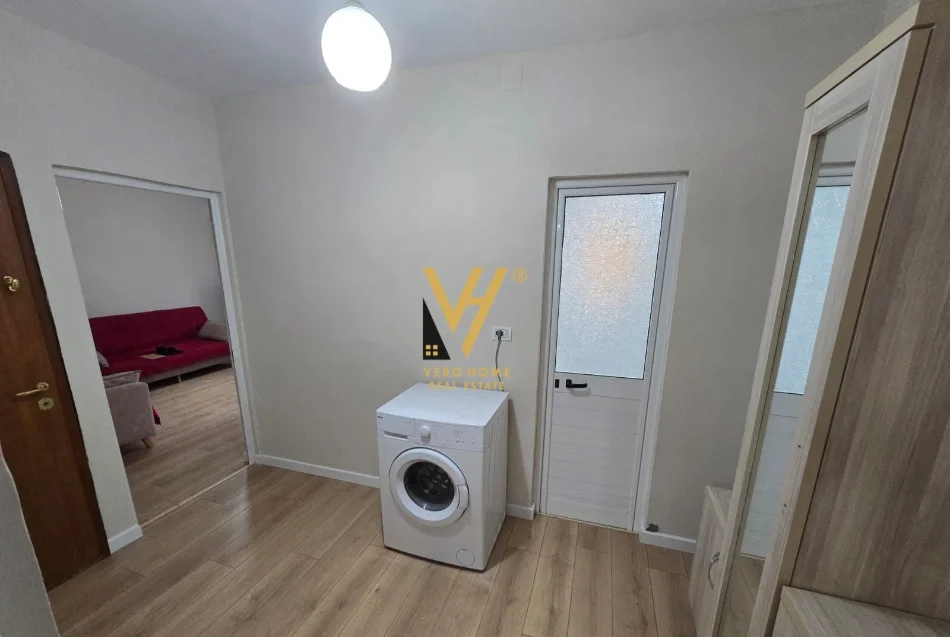 Tirane, jepet me qera apartament 1+1+Ballkon Kati 3, 56 m² 450 € (PORCELAN)