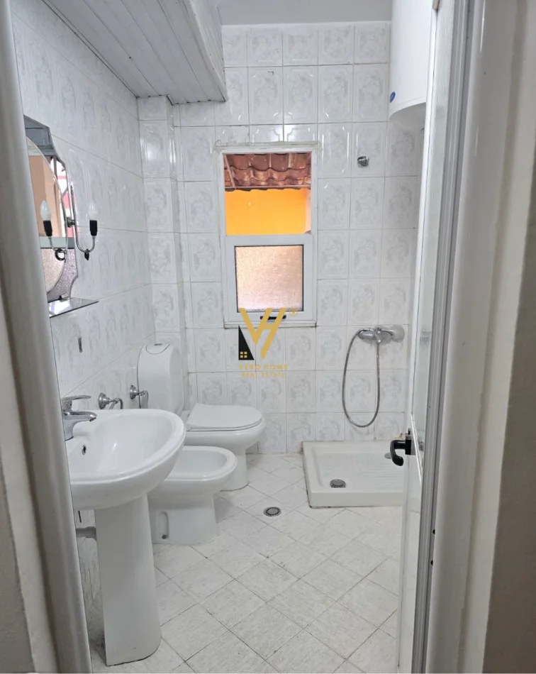 Tirane, jepet me qera apartament 1+1+Ballkon Kati 3, 56 m² 450 € (PORCELAN)